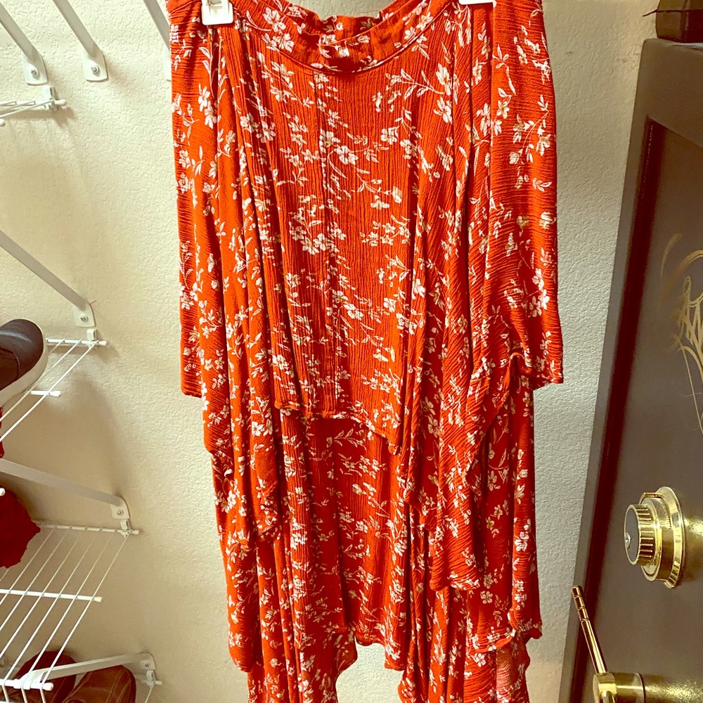 Red and white flower print high low skirt